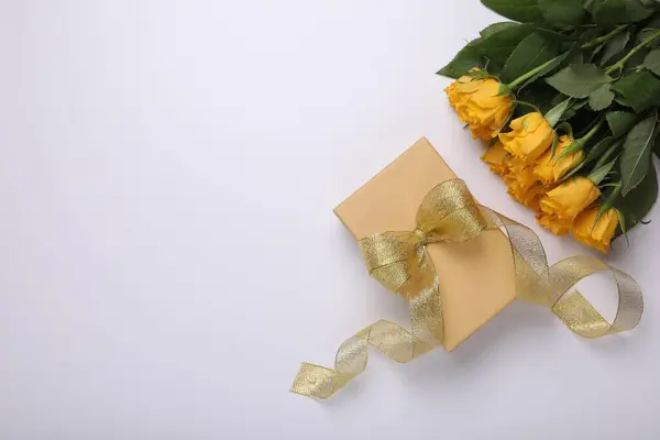 Gift Box Golden Bow Bouquet Beautiful Roses White Background Flat — Stock Photo, Image