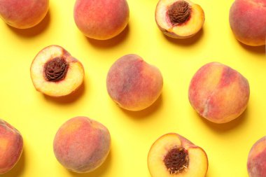 Sarı arka planda nefis şeftali, düz uzanmış