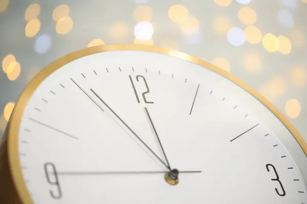 時計の背景にぼやけた上で真夜中まで5分を示す クローズアップ 新年のカウントダウン — ストック写真