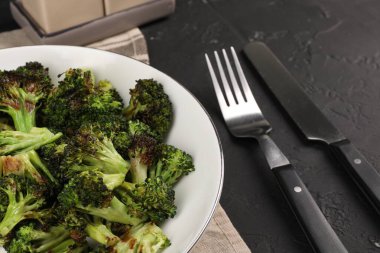 Koyu dokulu masada servis edilen lezzetli brokoli, yakın plan.