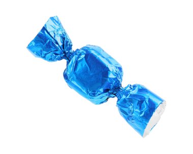 Beyaz üzerine izole edilmiş açık mavi ambalajlı lezzetli şekerler.