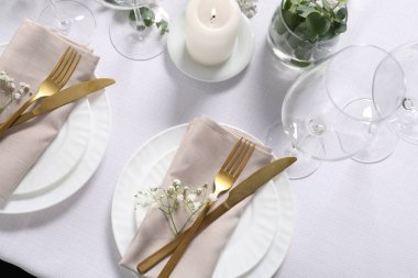 Çiçek desenli, düz yataklı güzel bir masa.