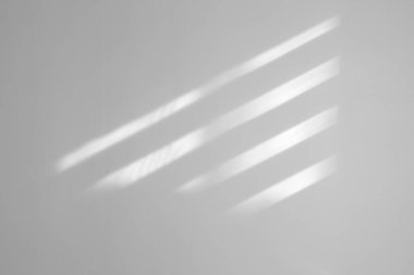 İçerideki bej duvardaki pencerenin ışığı ve gölgesi