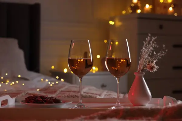 Glas Wijn Slaapkamer Versierd Voor Romantische Avond — Stockfoto