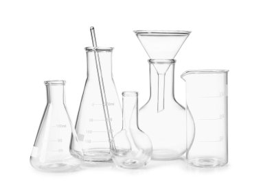 Farklı boş laboratuvar camları beyaza izole edilmiş.