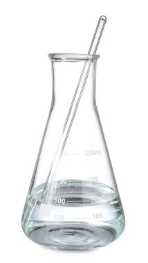 Beyaz üzerine izole edilmiş su ve karıştırıcı çubuk dolu cam şişe.