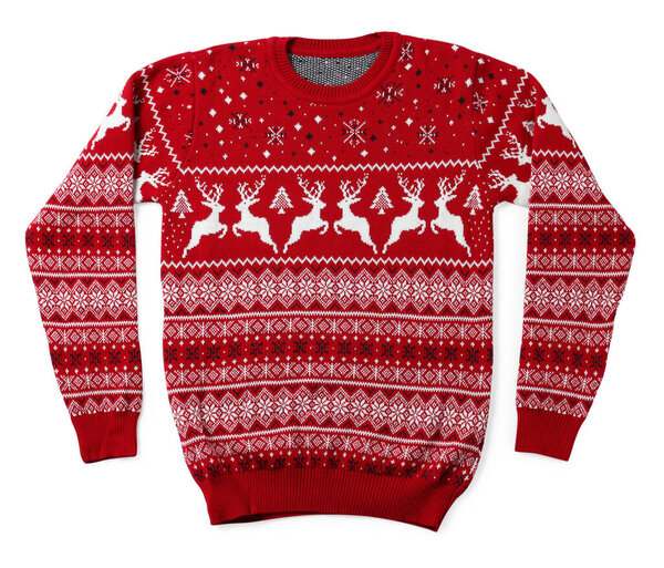 Красный рождественский свитер с орнаментом северного оленя изолирован на белом, вид сверху