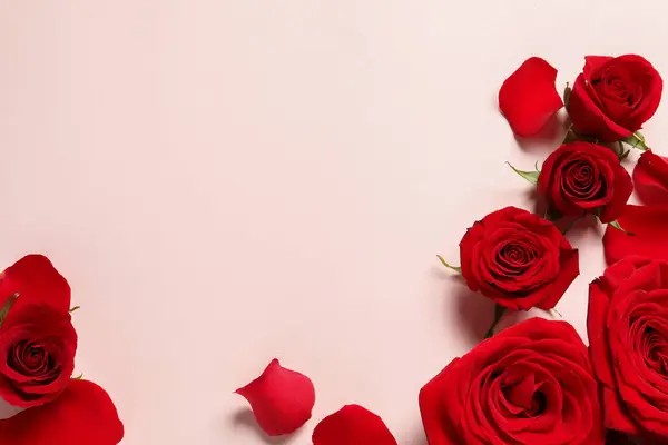 Όμορφα Κόκκινα Τριαντάφυλλα Και Πέταλα Ανοιχτό Ροζ Φόντο Επίπεδη Θέσει — Φωτογραφία Αρχείου