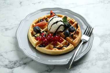 Dondurma, böğürtlen ve çikolata soslu leziz Belçika waffleları.