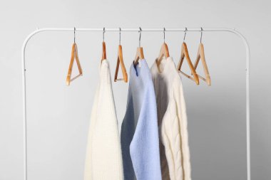 Açık arkaplanda farklı sıcak süveterler ile dizin