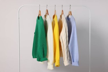 Açık arkaplanda farklı sıcak süveterler ile dizin