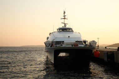 Deniz limanına demirlemiş modern feribotun resimli görüntüsü