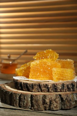 Kırsal masada bal bulunan doğal bal petekleri, metin için boşluk