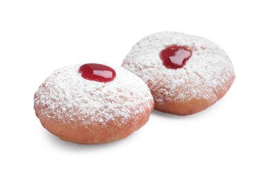 Beyaz üzerine izole edilmiş pudra şekerli jöleli Hanuka çörekleri.