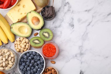 Beyaz mermer masa, düz yatak ve metin için alan üzerinde birçok farklı ürün. Serotoninin doğal kaynakları