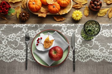 Şükran günün kutlu olsun. Güzel masa düzenleme, balkabağı şekilli kart ve ahşap arka planda sonbahar süslemesi, düz uzanma