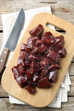 Tahta masada çiğ sığır ciğeri, üst manzara.