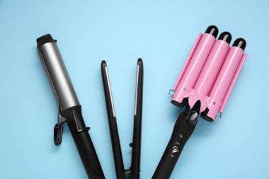 Açık mavi arka planda farklı saç örgüleri, düz yatış