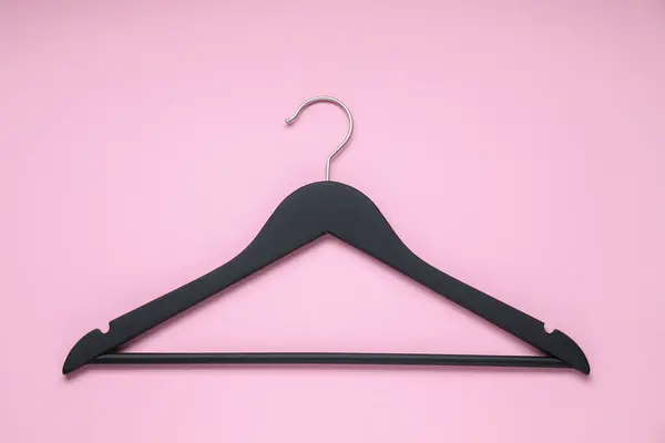 Lege Zwarte Hanger Roze Achtergrond Bovenaanzicht — Stockfoto