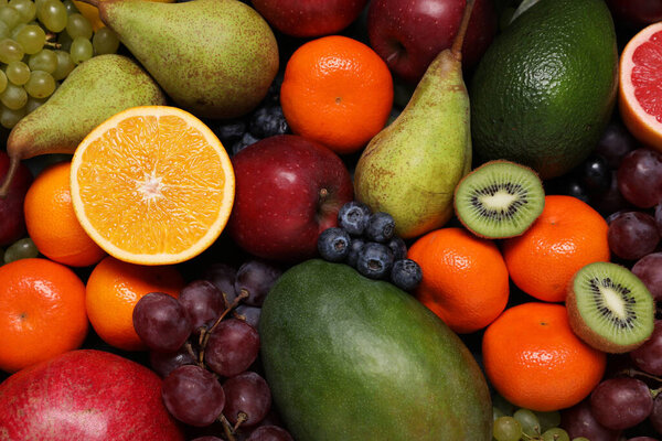 Различные спелые фрукты и ягоды в качестве фона, вид сверху