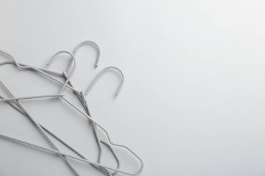 Açık gri arka planda askılar, üst manzara. Metin için boşluk