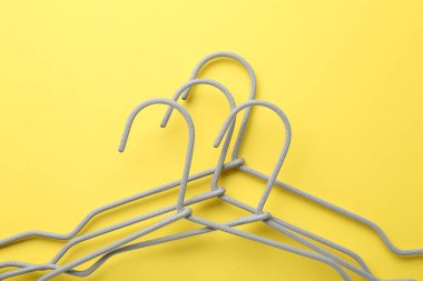 Sarı arka planda birçok askı, üst görünüm