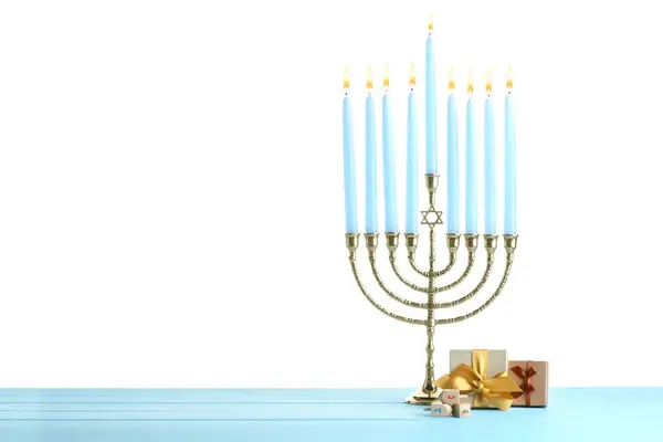 Hanukkah Firandet Menorah Dreidels Och Presentförpackningar Ljusblå Träbord Mot Vit — Stockfoto