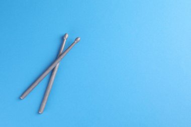 Açık mavi arka planda iki gri baget çubuğu, üst manzara. Metin için boşluk