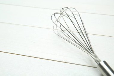 Beyaz tahta masada metal çırpı, yakın plan. Metin için boşluk