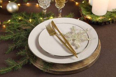 Şenlikli ışıklar ve Noel dekorlu masa ayarları