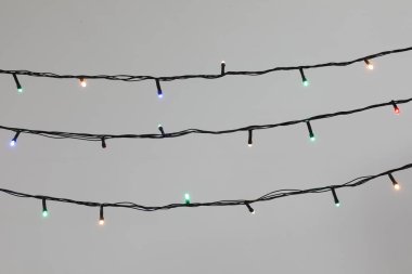 Gri arkaplanda güzel renkli Noel ışıkları