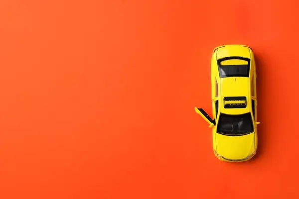 Žlutý Model Taxíku Oranžovém Pozadí Horní Pohled Mezera Pro Text — Stock fotografie