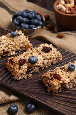 Sofrada böğürtlenli lezzetli granola barları