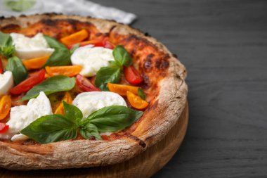 Burrata peynirli, domatesli ve fesleğenli lezzetli pizza, yakın plan. Metin için boşluk