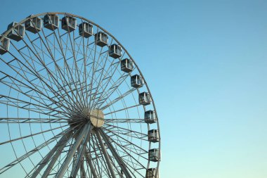 Büyük dönme dolap açık mavi gökyüzüne karşı. Metin için boşluk