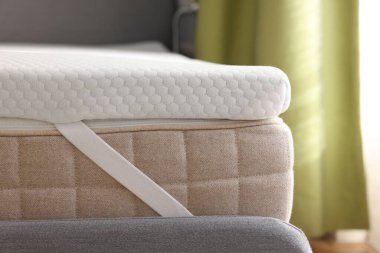 Gri yatakta beyaz, köpüklü yatak üstü, yakın plan.