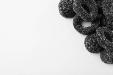 Hafif arka planda nefis meyan kökü şekeri, üst manzara. Metin için boşluk