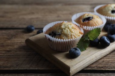 Yaban mersinli lezzetli çörekler ve ahşap masada nane şekeri, yakın plan. Metin için boşluk
