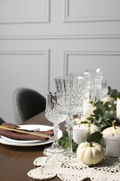 Beautiful Autumn Table Setting Plates Cutlery Glasses Floral Decor — Stock Photo, Image
