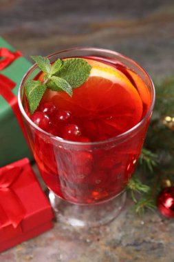 Aromatik Noel Sangria 'sı. Masada cam var, yakın plan.