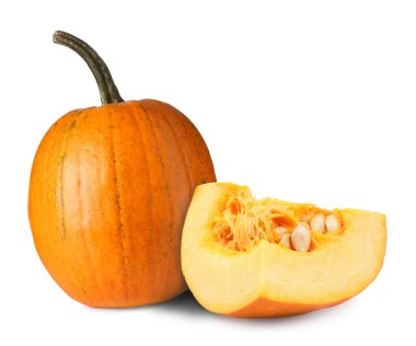 Tam ve taze olgun balkabakları beyazın üzerinde izole edilmiş.