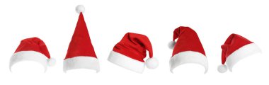 Kırmızı Noel Baba şapkası beyaz sette izole edilmiş.