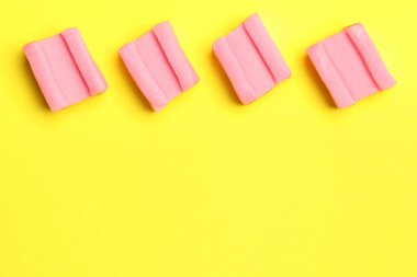 Sarı arka planda pembe baloncuklu dişetleri var. Metin için boşluk