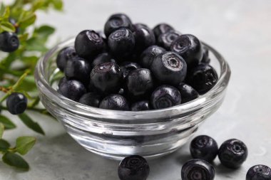 Olgun yaban mersinleri hafif mermer masada, yakın plan