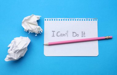 Motivasyon konsepti. Kağıt, I Can 't Do It' ten I Can 't Do It' e açık mavi arkaplandaki T harfini silerek değiştirildi.