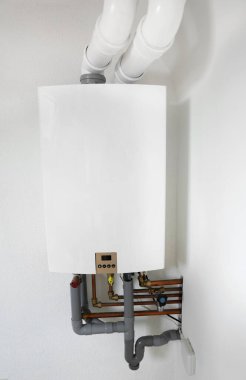 Beyaz duvardaki modern gaz kazanı.