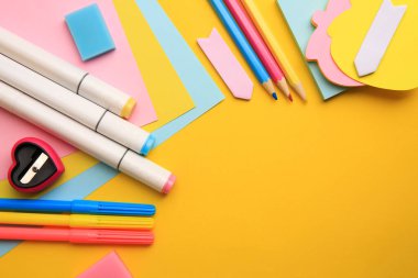 Sarı arka planda farklı okul kırtasiyesi, mesaj için yeri olan düz bir yer. Okula geri dön.