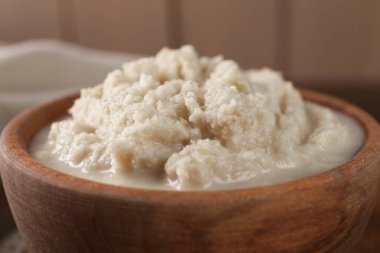 Baharatlı yaban turpu sosu bulanık arka planda, yakın planda.