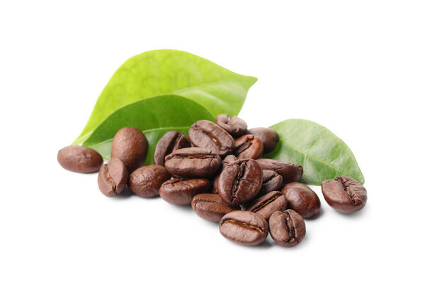 Жареные кофейные зерна и листья изолированы на белом