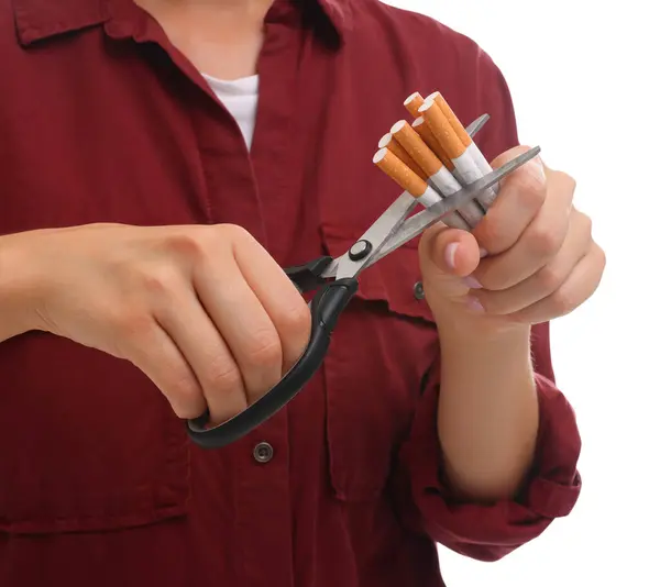 Přestaň Kouřit Žena Řezání Cigaret Bílém Pozadí Detailní Záběr — Stock fotografie